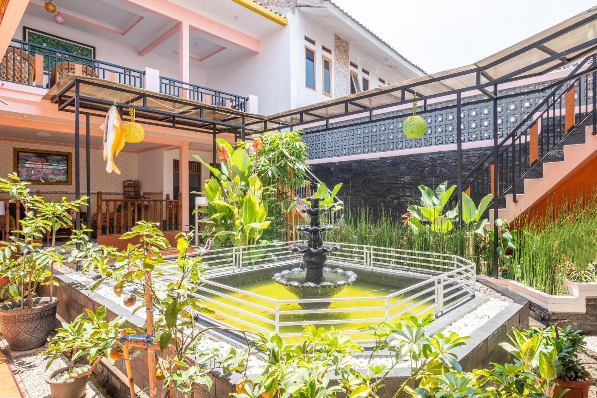 Hotel Capital O 1541 Puri Cikole Asri Lembang Exterior foto